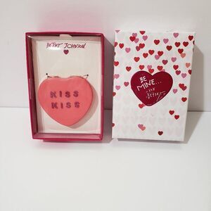 New NIB Betsey Johnson Kiss Kiss Pink Heart Compact